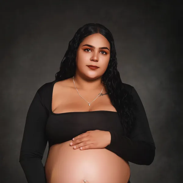 Sesión de embarazo en estudio, fondo oscuro — Jenzz Studios