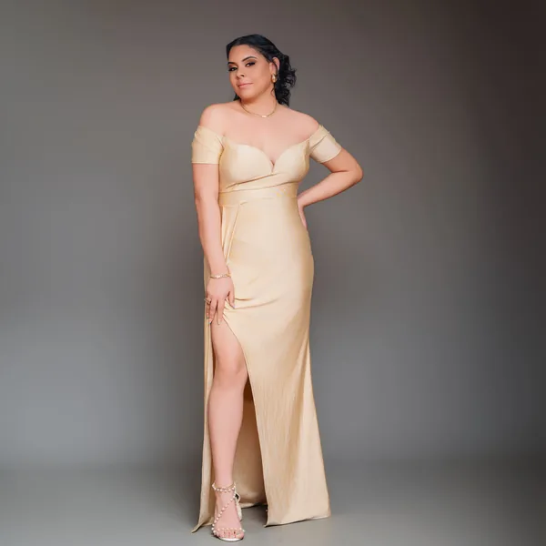 Sesión de embarazo con vestido de gala — Jenzz Studios