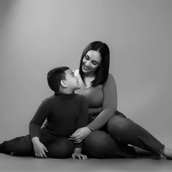 Sesión de embarazo con su hijo, blanco y negro — Jenzz Studios